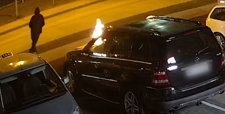 Камери зняли невідомого, який вночі підпалив авто на Щасливому (ВІДЕО)